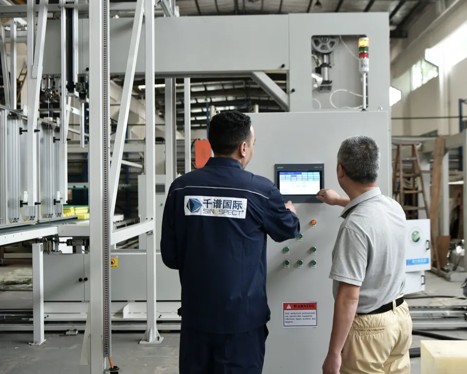 Contrôle au pupitre d’une machine en usine
