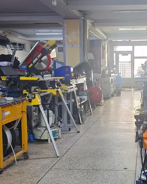 L’allée du magasin SINOMAR, entre scies et machines
