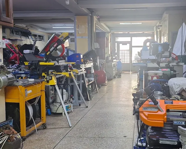 L’allée du magasin SINOMAR, entre scies et machines