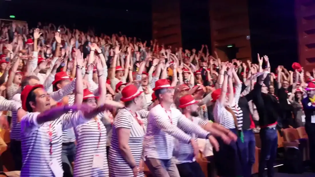 Image du film CHANGE EXPERIENCE : la salle debout